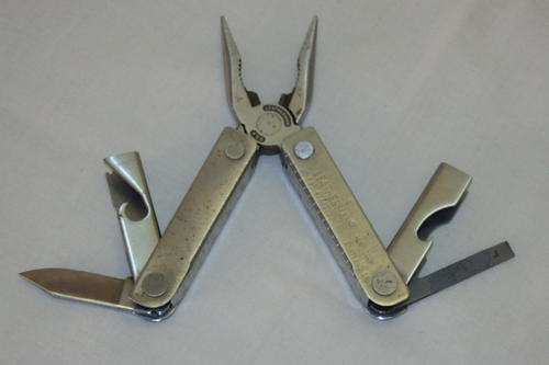 A FANTASTIC USA MADE LEATHERMAN MINI TOOL WITH 10 ASSORTED TOOLS IN ITS ORIGINAL POUCH
