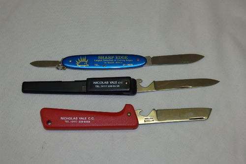 A WONDERFUL COLLECTION OF THREE BRANDED POCKET KNIVES INCLUDING A VICTORINOX KNIFE