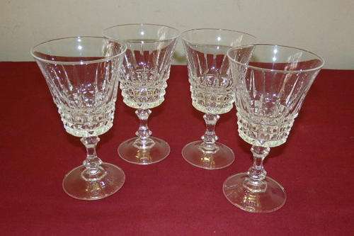 A SUPERB SET OF FOUR FRENCH MADE CRISTAL D'ARQUES LEAD CUT CRYSTAL WHITE WINE GLASSES
