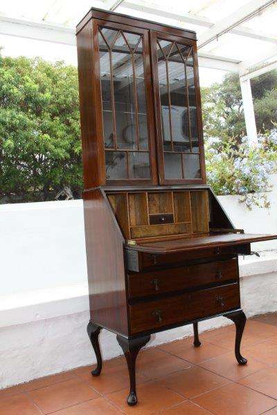 AN EXQUISITE VINTAGE QUEEN ANNE WRITING BUREAU w LEATHER INLAY FOLD DOWN TOP, DRAWS & DISPLAY CASE!!
