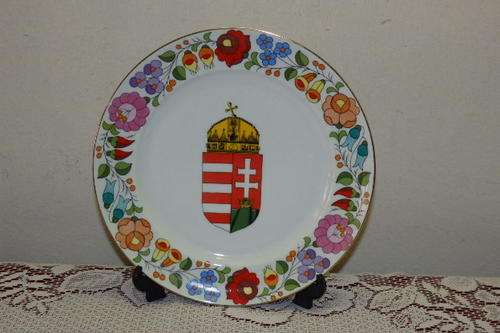 A VERY UNUSUAL HUNGARIAN MADE "KALOCSA" HAND PAINTED PORCELAIN PLATE WITH TRADITIONAL FLOWERS