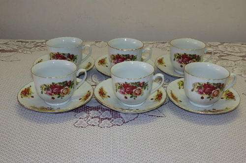 A BEAUTIFUL SET OF SIX ELEGANT CHINA "ENGLISH ROSE" TEA CUPS AND SAUCERS