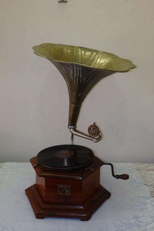 A STUNNING ANTIQUE "HIS MASTER'S VOICE" GRAMOPHONE WITH A BRASS HORN AND SPARE NEEDLES