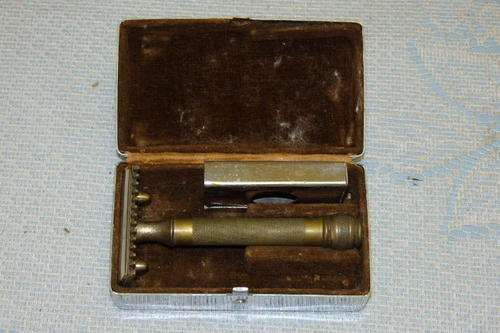 A FANTASTIC VINTAGE "CHROMED" GENTLEMENS SHAVING RAZOR BOX WITH A RAZOR AND A BLADES CARTRIDGE