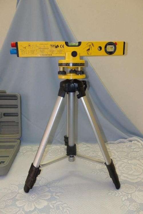 A FANTASTIC "BOXED" LASER TOOLS "LASER 670" LASER SPIRIT LEVEL WITH ADJUSTABLE TRIPOD & CASE