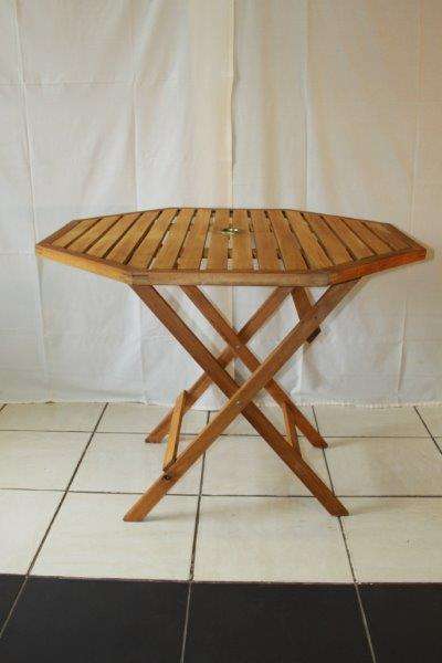 A STUNNING FOLDING SLATTED PICNIC PATIO TABLE IN EXCELLENT CONDITION! EASY TO STORE & CARRY! AWESOME