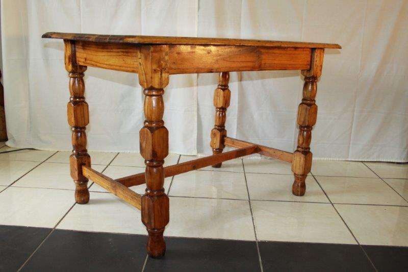A STUNNING SOLID KIAAT & PINE OCCASIONAL DISPLAY KITCHEN TABLE IN EXCELLENT CONDITION!!!