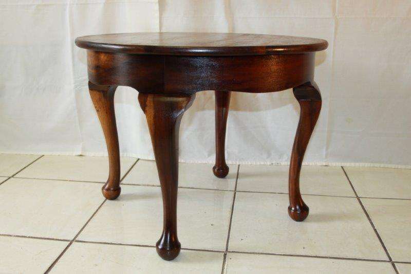WOW! A GORGEOUS SOLID IMBUIA ROUND QUEEN ANNE / CLUB FOOT STYLE OCCASIONAL DISPLAY / COFFEE TABLE!