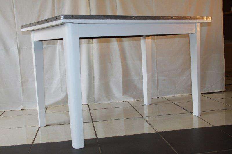A BEAUTIFUL VINTAGE RETRO KITCHEN TABLE IN GREAT CONDITION FOR THE AGE!