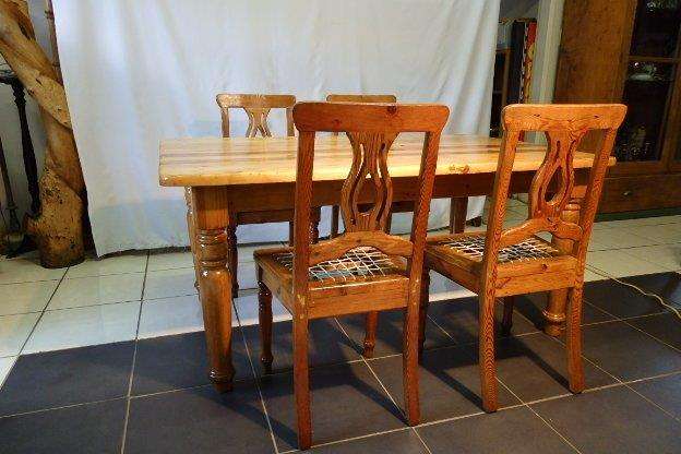 A LARGE SOLID OREGON DININGROOM TABLE with 4 MAGNIFICENT OREGON RIEMPIE CHAIRS! AWESOME!!!