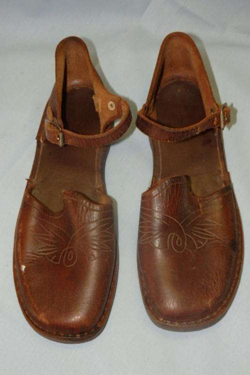 A WONDERFUL PAIR OF VINTAGE LEATHER GIRLS SANDALS WITH ETCHED DETAILING ON THE TOES