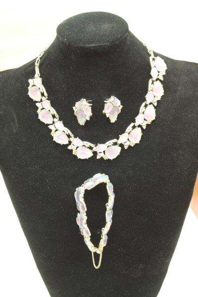 A STUNNING VINTAGE NECKLACE WITH MATCHING BRACELET AND CLIP-ON EARINGS!!! EXQUISITE PIECE!!!