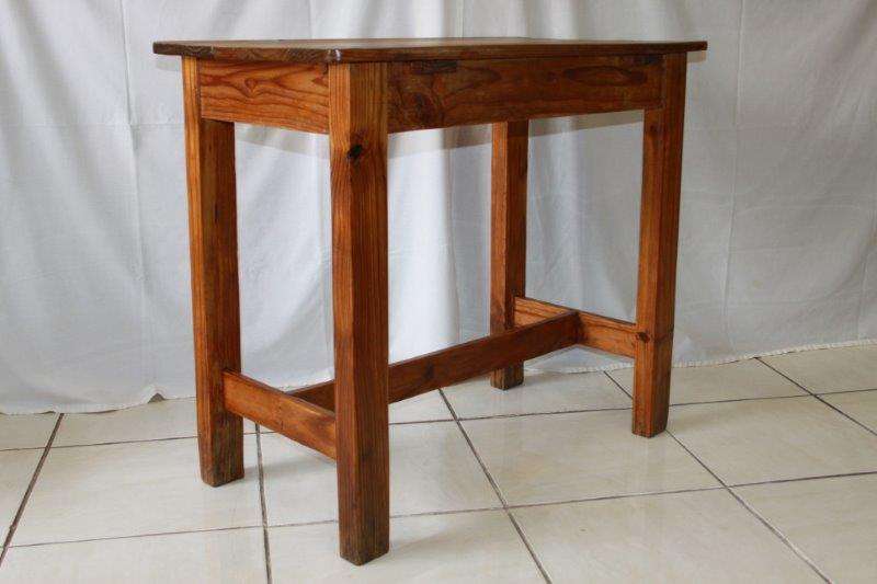 A BEAUTIFUL VINTAGE SOLID PINE OCCASIONAL SIDE / COFFEE TABLE IN EXCELLENT CONDITION FOR THE AGE!
