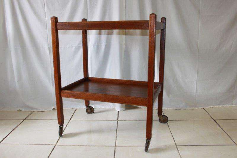AN EXQUISITE VINTAGE BUTLERS TEA OR DRINKS TROLLEY ON CASTORS IN GOOD CONDITION!!!