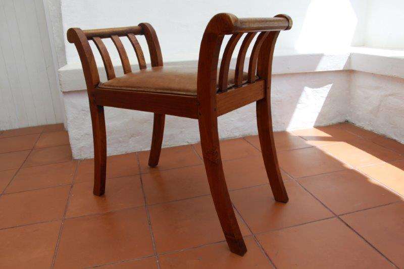 AN EXCEPTIONAL BALINESE GENUINE LEATHER & TEAK BENCH SEAT IN EXCELLENT CONDITION! MAGNIFICENT!!!