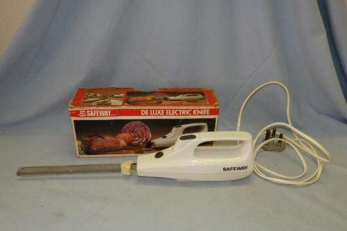 A FANTASTIC VINTAGE SAFEWAY ELECTRIC CARVING KNIFE IN ITS ORIGINAL BOX IN WORKING CONDITION