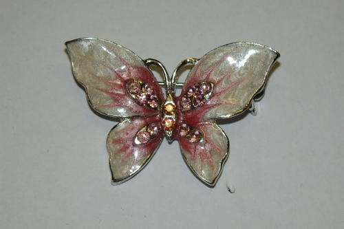 A GORGEOUS VINTAGE PINK & WHITE ENAMELLED BUTTERFLY BROOCH WITH PINK RHINESTONES IN A SILVER SETTING