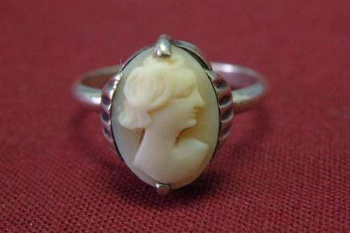 AN EXQUISITE VINTAGE/ ANTIQUE? SILVER LADIES RING WITH A STUNNING "WHITE" CAMEO