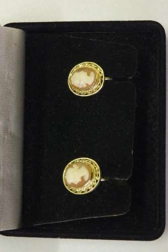 A BEAUTIFUL VINTAGE/ANTIQUE? PAIR OF STERLING SILVER (VERMEIL) LADIES CAMEO CLIP-ON EARRINGS