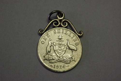 AN AMAZING ANTIQUE 1914 SILVER AUSTRALIAN 1 SHILLING COIN PENDANT WITH KING GEORGE V ON THE OBVERSE