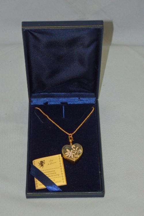 A BEAUTIFUL GOLD PLATED "ART DE FRANCE" LADIES CHAIN WITH A GORGEOUS SWAROVSKI CRYSTAL HEART PENDANT