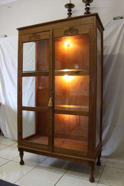 AN EXQUISITE LARGE VINTAGE TEAK DISPLAY SHOWCASE CABINET; PERFECT TO DISPLAY EXPENSIVE COLLECTIBLES!
