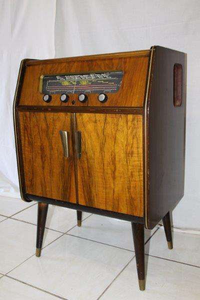 AN EXQUISITE VINTAGE RETRO RADIOGRAM CABINET, RADIO & TURNTABLE IN EXCELLENT VISIBLE CONDITION!