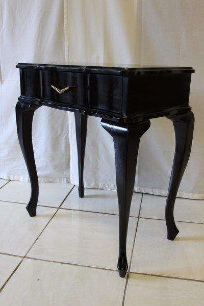 A BEAUTIFUL SOLID IMBUIA SIDE-TABLE PEDESTAL w A LARGE DRAWER & FUNKY RETRO HANDLE, GREAT CONDITION!