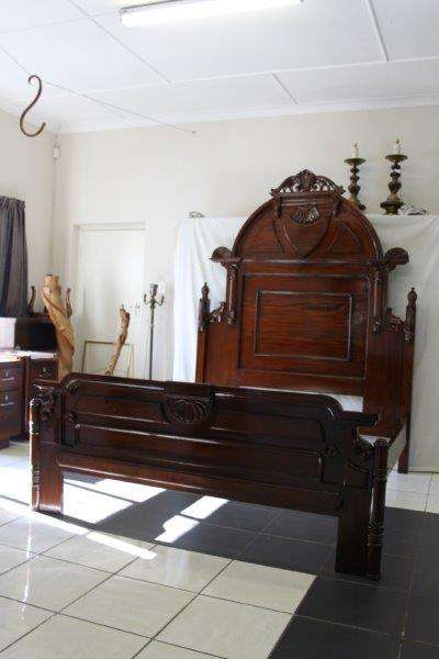 A SPECTACULAR ANTIQUE KING SIZE SOLID MAHOGANY SLEIGH BED w A HUGE HEADBOARD IN FANTASTIC CONDITION!