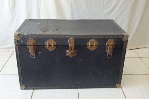 WOW! AN EXQUISITE RARE ANTIQUE TRAVEL TRUNK BOX IN FABULOUS CONDITION, MAKES AN AWESOME COFFEE TABLE