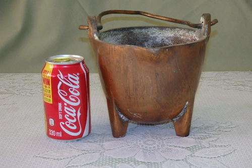 AN AMAZING VINTAGE (HEAVY) SMELTERS CAST IRON POT WITH A CARRY/HANGERS HANDLE