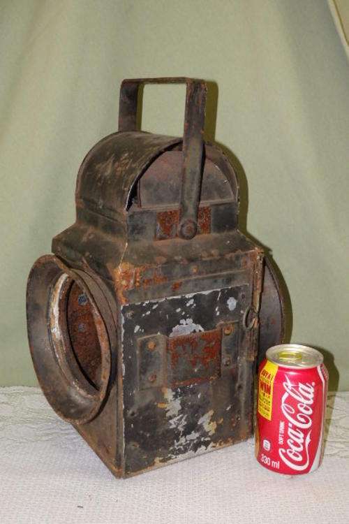 A FANTASTIC VINTAGE SOUTH AFRICAN TRANSPORT DEPARTMENT (SAR/ SAS) ROAD LANTERN