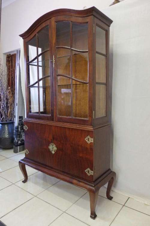 AN EXQUISITE TALL ANTIQUE SOLID STINKWOOD DISPLAY SHOWCASE CABINET IN EXCELLENT CONDITION!!! WOW!!!