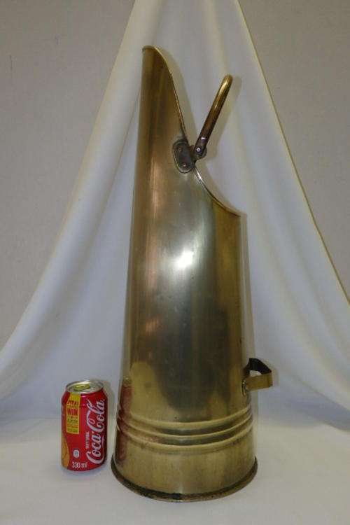 A FANTASTIC VINTAGE SOLID BRASS DOUBLE HANDLE FIREPLACE COAL SCUTTLE IN GOOD CONDITION