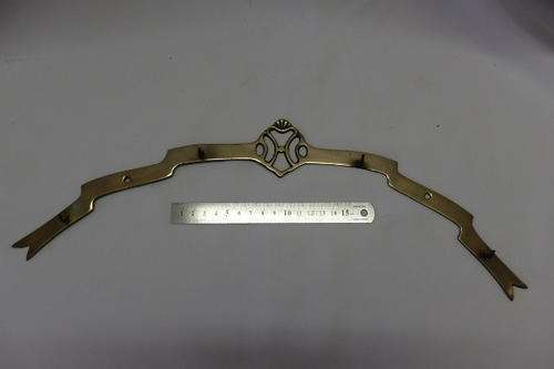 A VERY UNUSUAL SOLID BRASS WALL MOUNTABLE KEY-HOLDER IN THE SHAPE OF A "RIBBON"