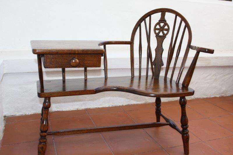 A STUNNING VINTAGE SOLID OAK TELEPHONE TABLE c/w STORAGE DRAWER IN EXCELLENT CONDITION! BEAUTIFUL!