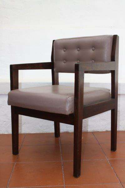 A STUNNING SOLID RETRO CHAIR IN GOOD SOLID CONDITION! PERFECT TO PAINT & DISTRESS OR REFURB!!!