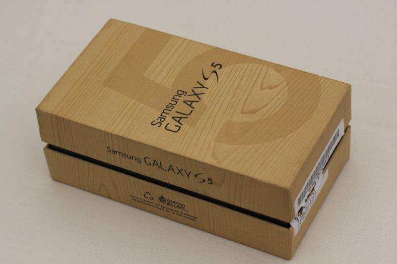 VIRTUALLY BRAND NEW SAMSUNG S5, 16GB SMART PHONE IN THE ORIGINAL BOX w EXTRAS IN PRISTINE CONDITION!