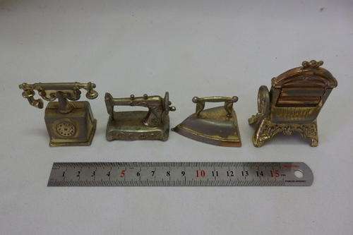 AN AWESOME COLLECTION OF FOUR MIXED BRASS DOLLS HOUSE ORNAMENTS INCLUDING A WASHING MACHINE bid/item