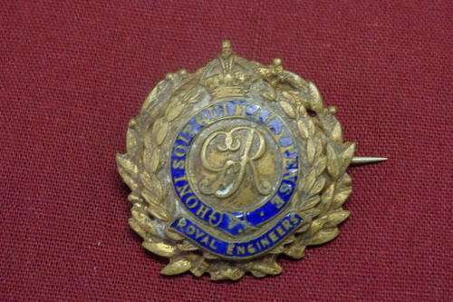 AN AWESOME VINTAGE WORLD WAR II KINGS CROWN ROYAL ENGINEERS LAPEL BADGE WITH KING GEORGE V
