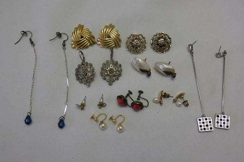 TEN PAIRS OF ASSORTED LADIES EARRING SETS FOR PIERCED EARS AND CLIP-ONS bid/pair