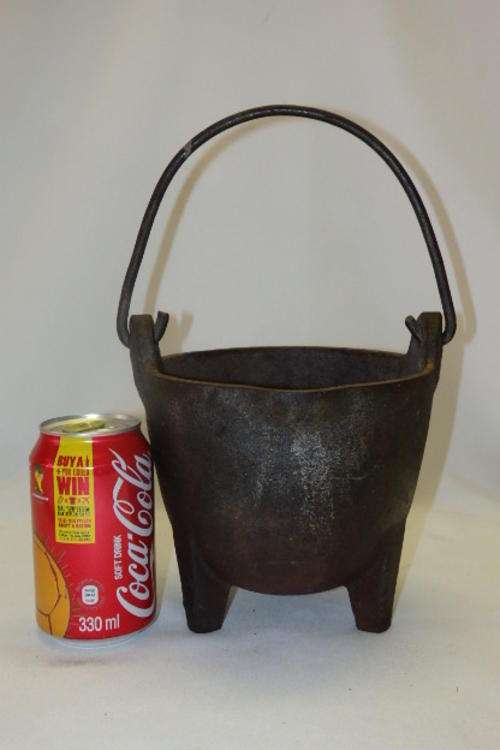 AN AMAZING VINTAGE (HEAVY) SMELTERS CAST IRON POT WITH A CARRY/HANGERS HANDLE