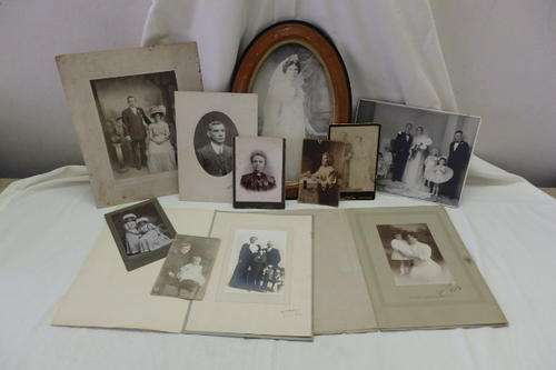 A FABULOUS COLLECTION OF ASSORTED VINTAGE BLACK AND WHITE PHOTOS - SOME ARE IN SLEEVES