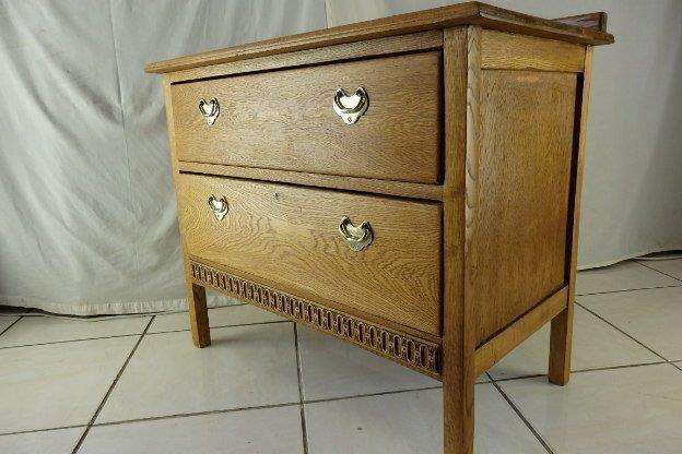 AN EXQUISITE SOLID OAK VINTAGE CHEST OF DRAWERS w 2 LARGE DRAWS & BEAUTIFUL SIMPLE DETAIL!! AWESOME!