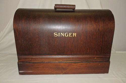 A FANTASTIC VINTAGE (1941) SINGER MODEL "99" HAND CRANKED SEWING MACHINE IN ITS WOODEN HARD CASE