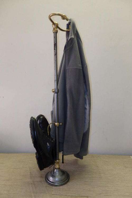 AN AWESOME VINTAGE ADJUSTABLE SHOE, JACKET AND UMBRELLA STAND WITH BRASS FITTINGS
