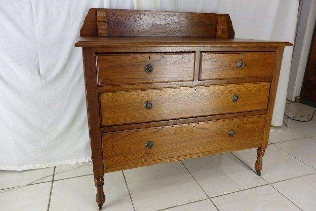 MAGNIFICENT OAK 4 DRAW CUPBOARD IN EXCELLENT CONDITION ON THE ORIGINAL CASTORS! A WASHSTAND PERHAPS?
