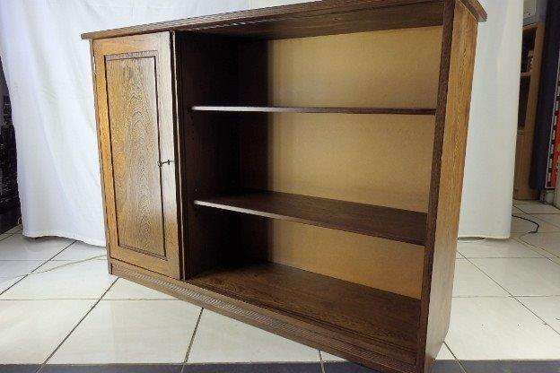 AN EXQUISITE SOLID PARTRIDGE WOOD EXECUTIVE BOOKCASE WITH A STORAGE CUPBOARD - STUNNING FURNITURE!!!