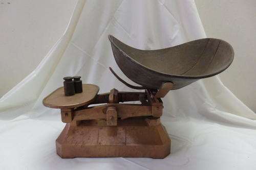 AN AWESOME VINTAGE CAST METAL GROCERY SCALE WITH ITS ORIGINAL BOWL AND THREE WEIGHTS