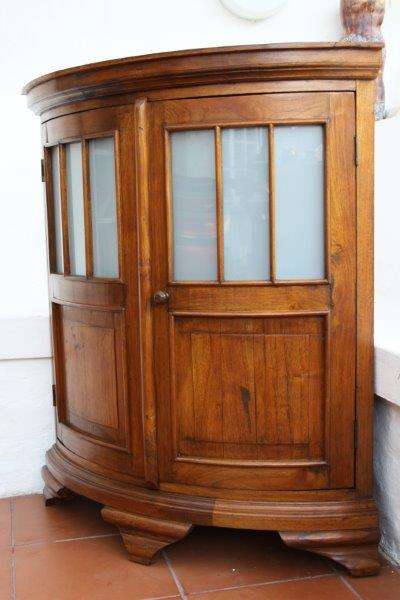 AN EXQUISITE SOLID TEAK VINTAGE 'MALAY' CORNER CUPBOARD WITH LOADS OF CHARACTER! BEAUTIFUL FURNITURE